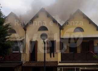 A fuoco tre case a Fosso Ghiaia: villette inagibili, danni ingenti