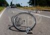 Scontro auto-bici, parabrezza sfondato: ciclista in gravi condizioni