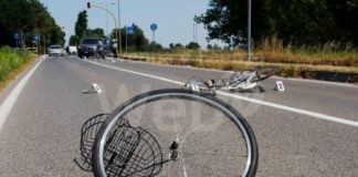 Scontro auto-bici, parabrezza sfondato: ciclista in gravi condizioni