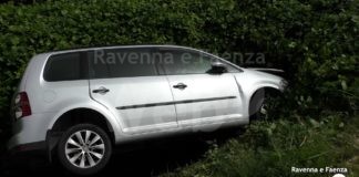 Auto nel fosso a Granarolo: 56enne in ospedale