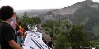 “Salviamo la Vena del Gesso”: oltre cento persone a formare la catena umana contro i nuovi permessi di scavo