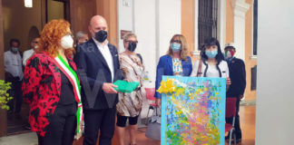 Conselice: donati al presidente Bonaccini e alla sindaca Pula i quadri realizzati dagli ospiti della Jus Pascendi