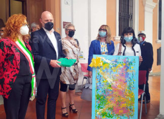 Conselice: donati al presidente Bonaccini e alla sindaca Pula i quadri realizzati dagli ospiti della Jus Pascendi