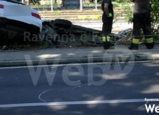Grave incidente in via Darsena, due auto nella scarpata della ferrovia, diversi i feriti