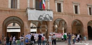 Genitori in piazza a Castel Bolognese contro il taglio di una sezione alla scuola primaria