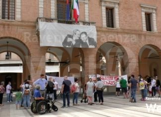 Genitori in piazza a Castel Bolognese contro il taglio di una sezione alla scuola primaria