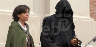 Tanti cosplayer a Brisighella per fotografarsi alla Rocca e per sfilare lungo le vie del borgo medievale