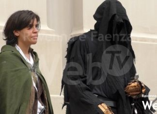 Tanti cosplayer a Brisighella per fotografarsi alla Rocca e per sfilare lungo le vie del borgo medievale