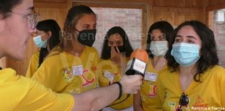 Accoglienza turisti per le magliette gialle