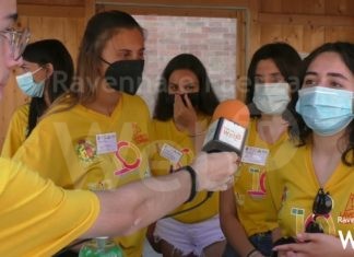 Accoglienza turisti per le magliette gialle