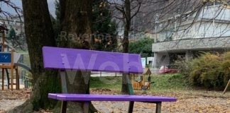 A Castel Bolognese il Comune inaugura la panchina viola della gentilezza