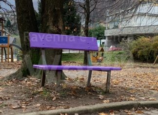 A Castel Bolognese il Comune inaugura la panchina viola della gentilezza