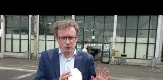 Il direttore generale dell’Ausl Romagna Tiziano Carradori in visita agli hub vaccinali nel centro fieristico