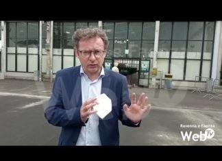 Il direttore generale dell’Ausl Romagna Tiziano Carradori in visita agli hub vaccinali nel centro fieristico