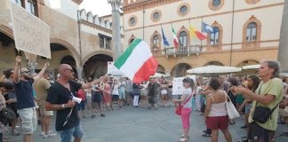 No green pass di nuovo in piazza del Popolo a Ravenna, cartelli contro i media