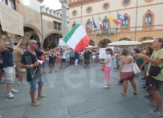 No green pass di nuovo in piazza del Popolo a Ravenna, cartelli contro i media