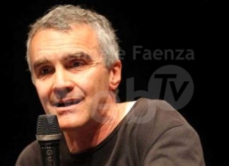 Le congratulazioni del sindaco de Pascale a Martinelli per il premio ricevuto dall’Associazione nazionale dei critici francesi