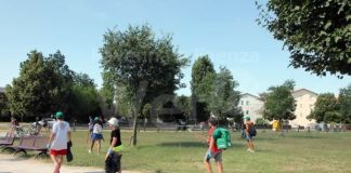 Lugo: i ragazzi e le ragazze del Cre Uisp al lavoro per ripulire l’area verde di viale Europa