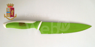 Ubriaco, minaccia gli agenti con un coltello da cucina: arrestato 38enne