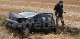 Auto esce di strada e cappotta in un campo: donna trasportata al Bufalini