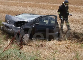 Auto esce di strada e cappotta in un campo: donna trasportata al Bufalini