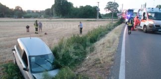 Auto fuori strada: due persone ferite gravemente
