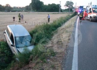 Auto fuori strada: due persone ferite gravemente