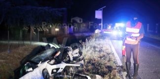 Due auto nel fosso nella notte: due persone ricoverate al Bufalini