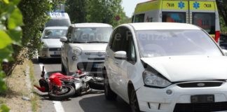 Scontro tra una moto e due auto, motociclista trasportato al Bufalini