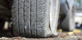 Scontro tra due auto sulla A14: l’incidente causato dallo scoppio della gomma di un camion