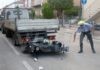 Moto contro furgone in sosta, feriti due 17enni