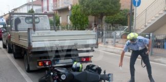 Moto contro furgone in sosta, feriti due 17enni