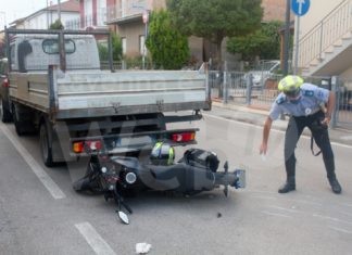 Moto contro furgone in sosta, feriti due 17enni