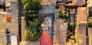 Piazza San Francesco ospita il ritratto di Dante più grande del mondo: e chiunque potrà avere un pezzo dell’opera