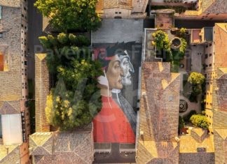 Piazza San Francesco ospita il ritratto di Dante più grande del mondo: e chiunque potrà avere un pezzo dell’opera