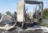 Furgone in fiamme in autostrada