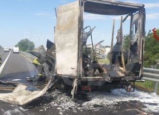 Furgone in fiamme in autostrada