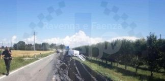 Perde il carico e si allontana, ma causa due incidenti. Autotrasportatore multato dalla Polizia Locale
