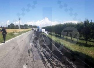 Perde il carico e si allontana, ma causa due incidenti. Autotrasportatore multato dalla Polizia Locale