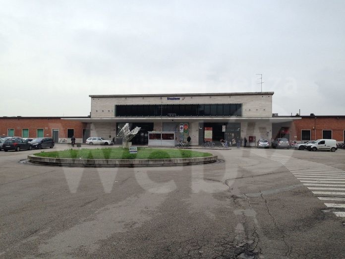 1280px-Stazione_Faenza_03