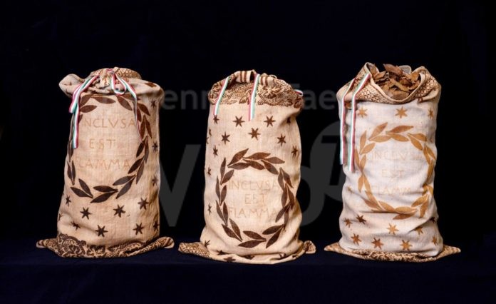 1_Adolfo De Carolis-G. d'Annunzio , sacchi votivi con foglie d'alloro, 1921, Biblioteca Classense Ravenna, Collezione Dantesca (Museo Dantesco)