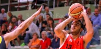 Luca Agatensi tra i giocatori del Basket Lugo