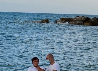 Testimoni di Geova, battesimi in mare per i nuovi credenti al congresso sulla fede del 2021