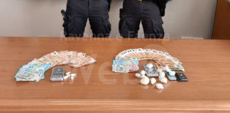 Lavorava in nero in albergo e spacciava cocaina ai clienti: arrestato insieme al complice