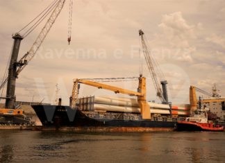 Sbarcate a Ravenna 15 pale eoliche provenienti dalla Cina e destinate alla Liguria
