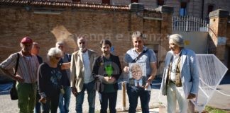 Il mosaico di Pannella davanti al carcere: Dis-Ordine incontra il segretario nazionale dei Radicali