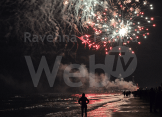 Cervia, il 10 agosto tornano i fuochi di San Lorenzo: prenotazione obbligatoria per accedere alle spiagge