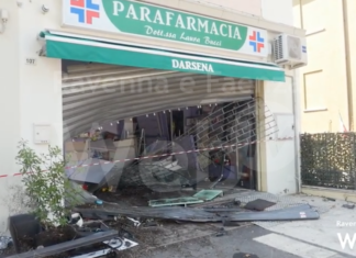 Via Trieste ore 6.00 automobilista sbanda e si schianta contro la Parafarmacia. Ferito ma non grave