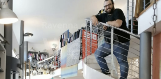 Massa Lombarda: il sindaco Daniele Bassi in visita al “Cavalluccio Rosso” di Luigi Iorio