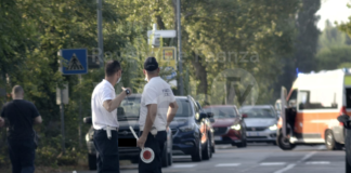 Collisione fra auto e moto durante un sorpasso: centauro trasportato al Bufalini